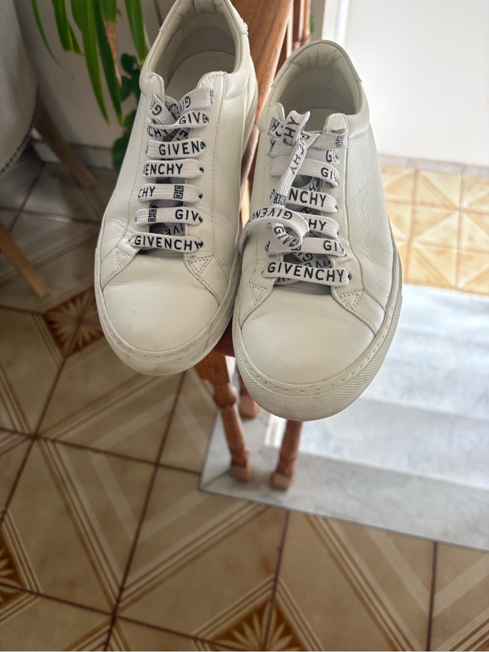 Authentic Givenchy White Leather Low-Top Sneaker - Picture 3 of 5